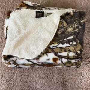 White camo Sherpa blanket.